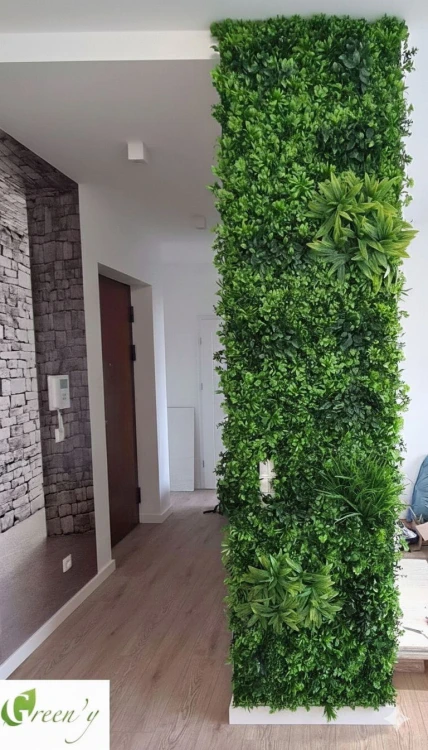 Zielona sciana w mieszkaniu sztuczne rosliny w matach panele roslinne Green'y polana 1.jpg