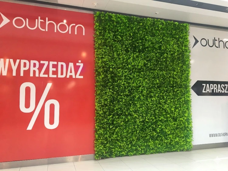 Zielona sciana laka galeria handlowa.jpg