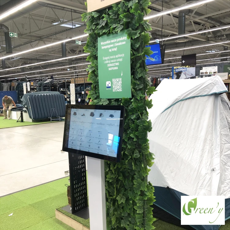 Dekoracja roslinami ekspozytora w sklepie POS sztuczny bluszcz hedera winobluszcz Green'y NB 201